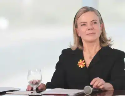 Gleisi Hoffmann acusa deputados que derrubaram MP de atacarem o Brasil Gleisi Hoffmann acusa deputados que derrubaram MP de atacarem o Brasil