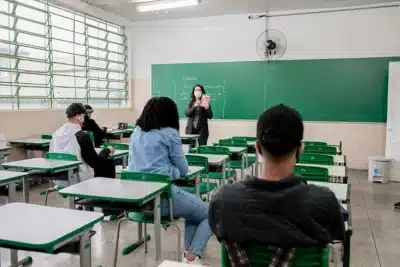 Professores no Brasil perdem tempo excessivo com indisciplina, aponta OCDE