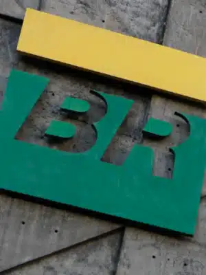 Petrobras e Amazon firmam acordo para combustíveis menos poluentes no Brasil
