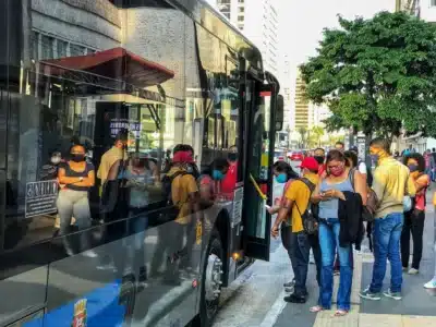Censo: Mais de 8 milhões de brasileiros perdem mais de 1 hora no trânsito Censo: Mais de 8 milhões de brasileiros perdem mais de 1 hora no trânsito